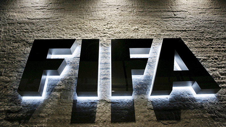 Η FIFA αποφάσισε να αποκλείσει τη Ρωσία από τις διεθνείς διοργανώσεις, σύμφωνα με το Reuters