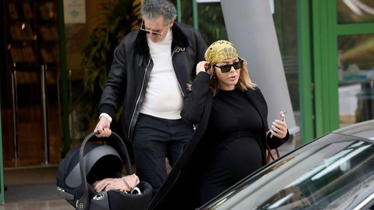 Εξιτήριο για την Αμαρυλλίδα – Οι φωτογραφίες έξω από το μαιευτήριο