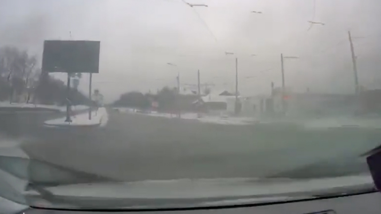 Aυτοκινητιστής περνά ανάμεσα από βόμβες