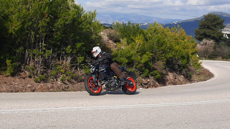 Παραμένει ένα μεγάλο σχολείο σπορ οδήγησης το νέο Monster.