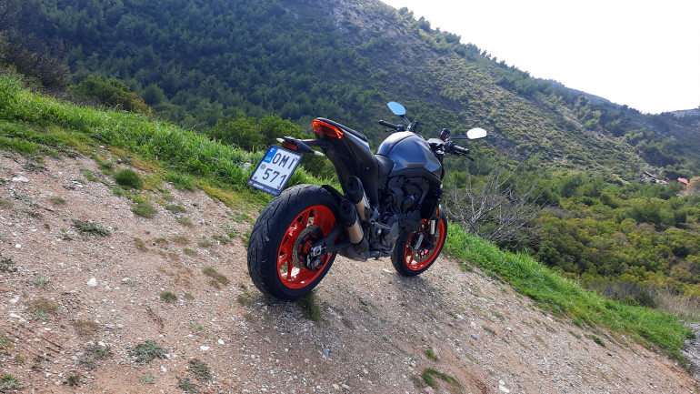 Κόκκινες ζάντες και επιθετική ουρά με τις εξατμίσεις στη μια πλευρά της μοτοσικλέτας.