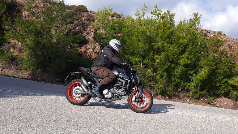 Γνήσιο Ducati και ακόμα πιο γνήσιο Monster στο δρόμο. 