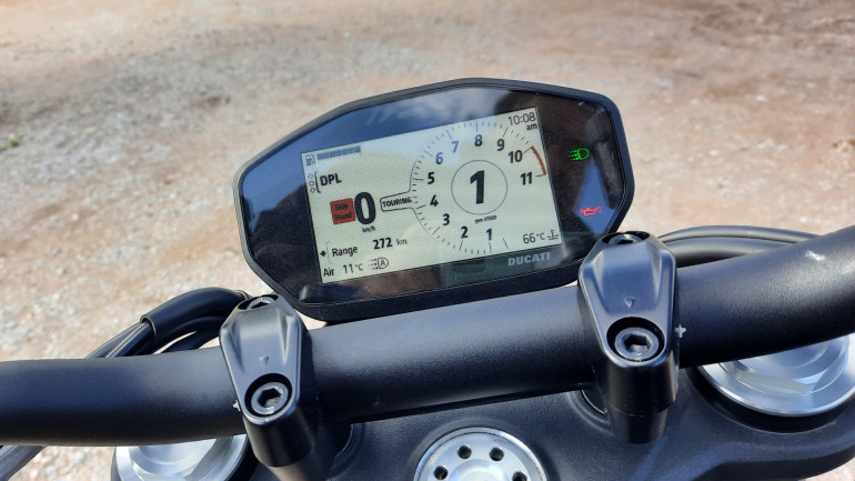 Οθόνη πληροφοριών TFT με πλούσιες πληροφορίες.