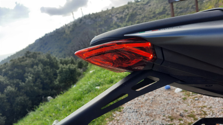 Διακριτικό πίσω φωτιστικό σώμα με ιδιαίτερη "υπογραφή".