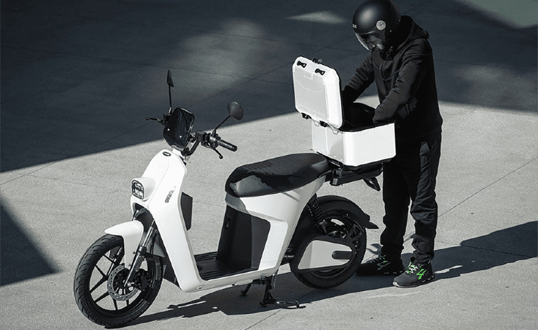 Άφθονος χώρος φόρτωσης με ενισχυμένο υποπλαίσιο και δυνατότητα τοποθέτησης τριών βαλιτσών.