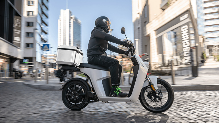 Η Super Soco βάζει τον επαγγελματία στην…πρίζα