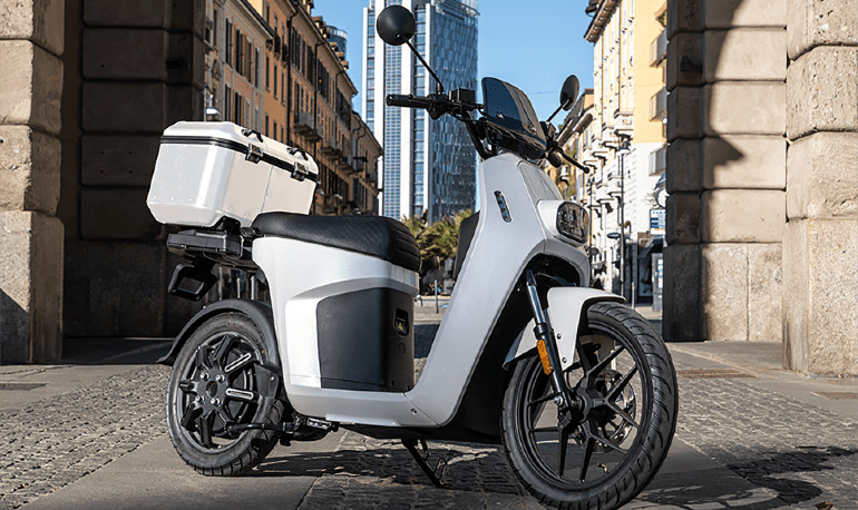 Η μπαταρία είναι αποσπώμενη και μπορεί να φορτιστεί στο σπίτι ή στο γραφείο.