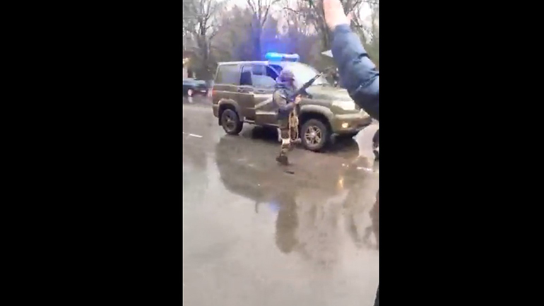 Μελιτόπολη: Άοπλοι Ουκρανοί προσπαθούν να σταματήσουν ρωσικό κονβόι