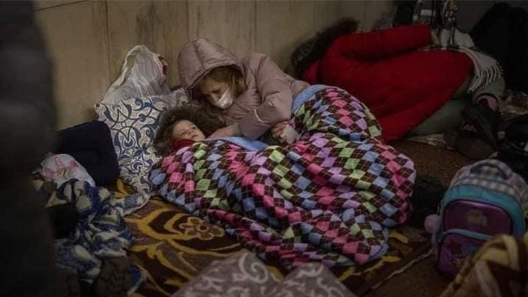 Τραγικές φιγούρες του πολέμου στην Ουκρανία – Εικόνες από καταφύγιο