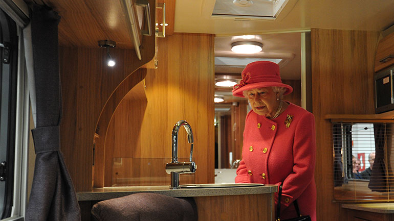 Eπέστρεψε στα βασιλικά της καθήκοντα η Ελισάβετ