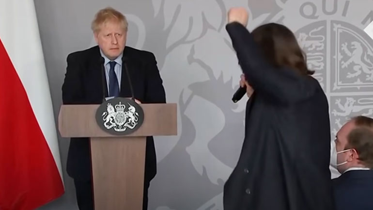 Ουκρανή δημοσιογράφος «τα χώνει» στον Μπόρις Τζόνσον – «Ο Γ’ Παγκόσμιος Πόλεμος έχει ήδη ξεκινήσει»