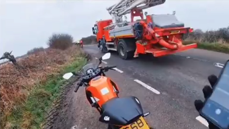 Ποδηλάτες περνούν γρήγορα δίπλα από έναν μοτοσικλετιστή