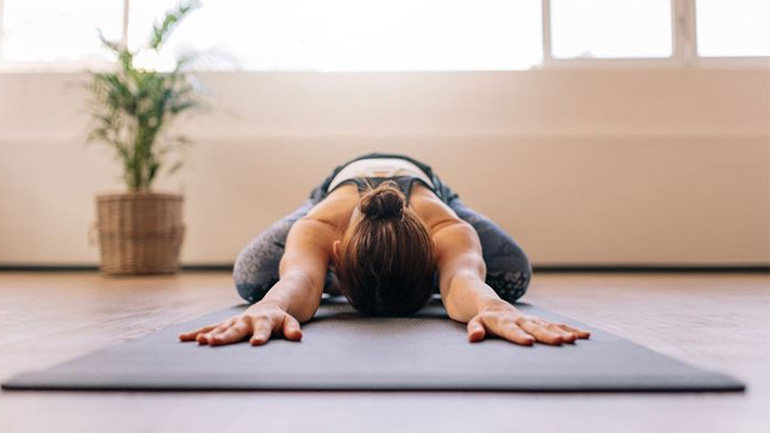 Η άσκηση yoga που θα σας χαρίσει όνειρα γλυκά