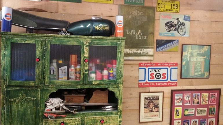 Αξίζει να περάσετε μια βόλτα από το καφέ του στον Περισσό.