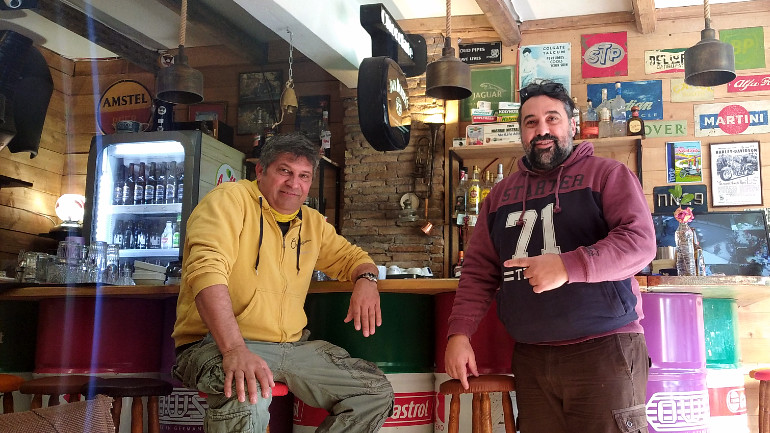 Οι ιστορίες του είναι αμέτρητες και τις εξιστορεί με πολύ συναίσθημα και πάθος.