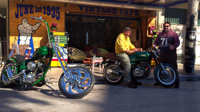 Μπροστά στο Vintage Cafe στο οποίο θα στεγάσει τη Λέσχη Μοτοσικλέτας του.