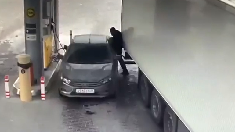 Άνδρας κολλά ανάμεσα στο αυτοκίνητό του και μια νταλίκα