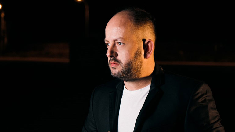 «Χάνομαι»: Η δυναμική ερωτική μπαλάντα του Χρήστου Δρούγκα