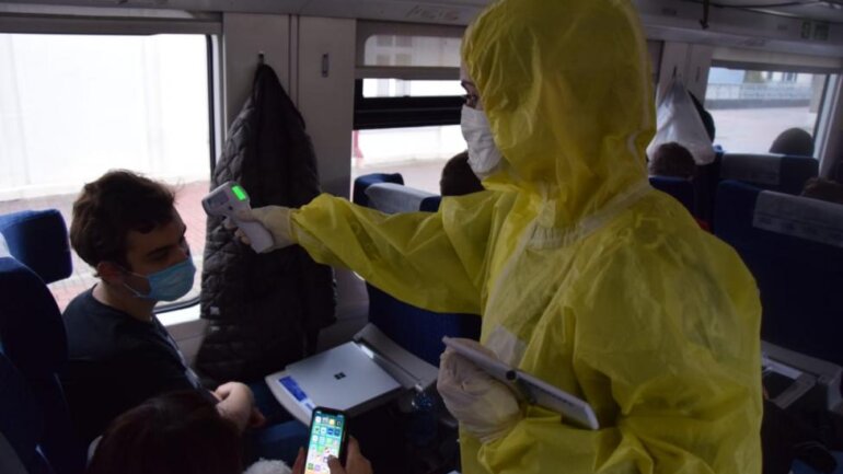 Οι μετακινήσεις πληθυσμών και ο πόλεμος στην Ουκρανία αποτελούν «τοξικό» συνδυασμό για την COVID-19