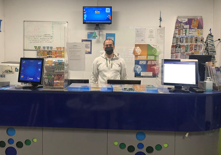 Ο κ. Δημήτρης Βουδούρης, ιδιοκτήτης καταστήματος ΟΠΑΠ στα Άνω Πετράλωνα.