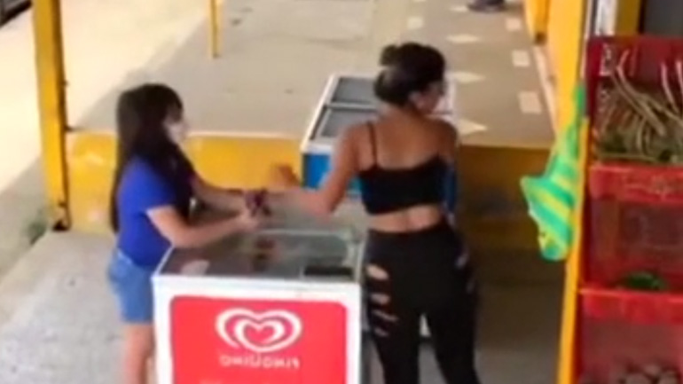 Γυναίκα σώζει ένα κορίτσι από απαγωγή