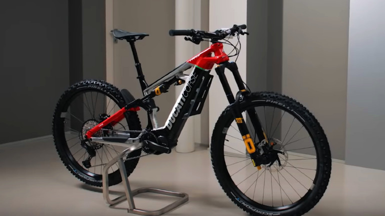 Για σκληροπυρηνικό enduro υπάρχει το TK-01RR.