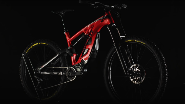 Το MIG-S διαθέτει πλαίσιο αλουμινίου και ελαστικά της Pirelli.