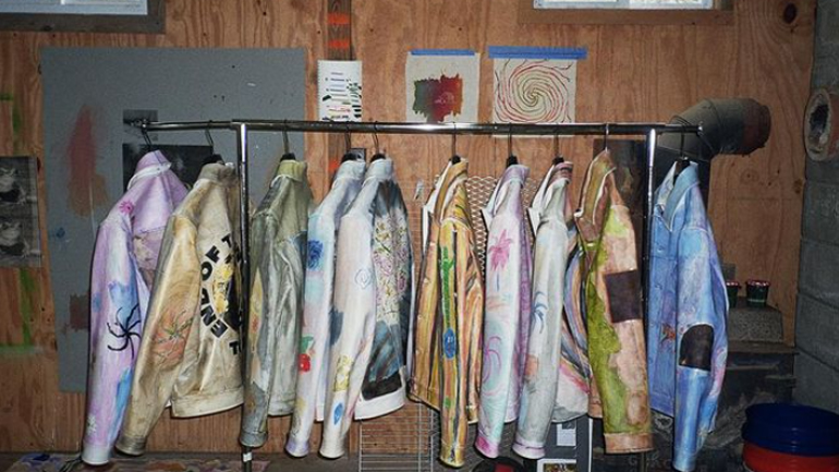 Η MCQ εμποτίζει με αιθέρια έλαια δερμάτινα από ρύζι μπουφάν