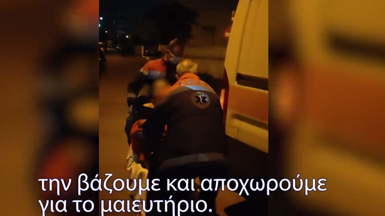 Αστυνομικοί της Άμεσης Δράσης λαμβάνουν σήμα για παροχή βοήθειας σε επίτοκο