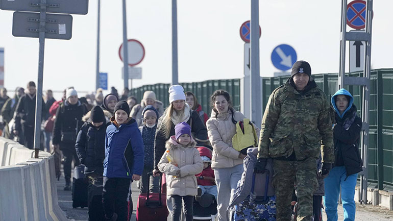 Ξαφνικά, η Ευρώπη ανοίγει την πόρτα, καλωσορίζοντας τους πρόσφυγες που φεύγουν από την Ουκρανία