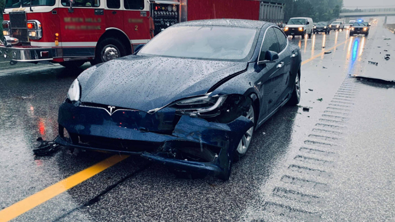 Tesla 3 «κοκαλώνει» μόνο του και προκαλεί καραμπόλα. Νεκρός ο οδηγός του