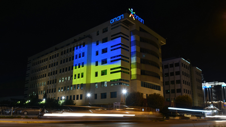 Στα χρώματα της ουκρανικής σημαίας φωτίστηκαν τα κεντρικά γραφεία του ΟΠΑΠ