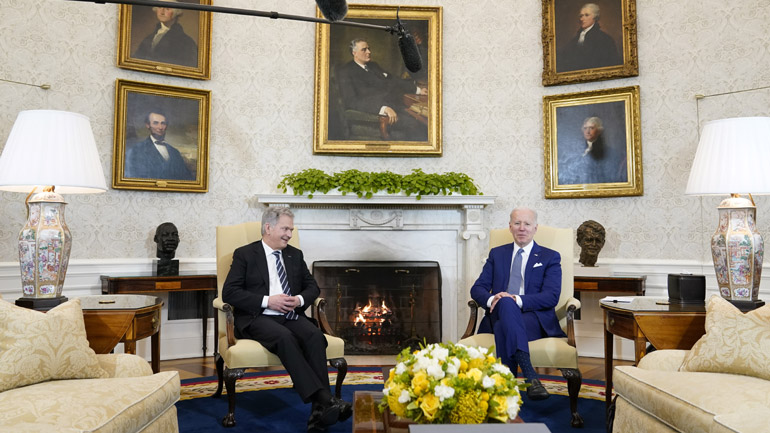 Ο Μπάιντεν υποδέχτηκε στον Λευκό Οίκο τον Φινλανδό ομόλογό του