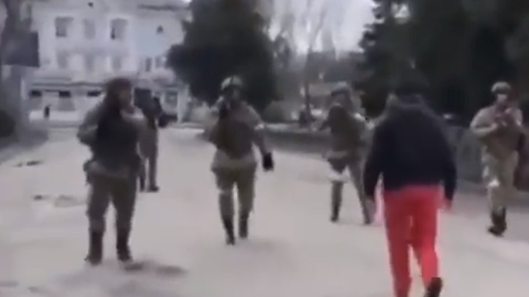 Μελιτόπολη: Άμαχοι με «ασπίδα» το σώμα τους διώχνουν στρατιώτες – Τεράστιες ουρές για τρόφιμα