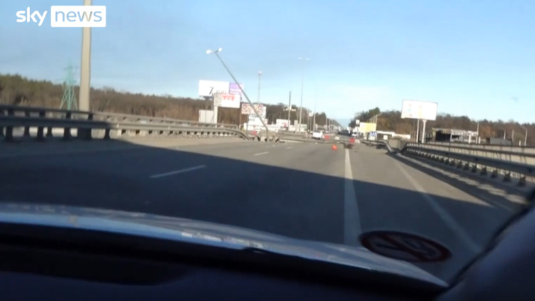 Sky News: Βίντεο – ντοκουμέντο από τη στιγμή που δημοσιογράφοι δέχονται πυρά