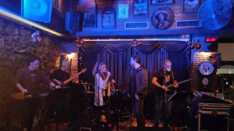 Αποκριάτικο πάρτι με τους Fabulous VI στο HolyWood Stage