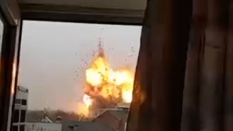 Ουκρανός πολίτης επιχειρεί να βγάλει selfie και τελικά μεταδίδει ζωντανά έκρηξη πυραύλου