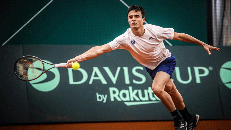 Davis Cup: Με επική ανατροπή και… μπροστάρη τον Πέτρο Τσιτσιπά, η πρόκριση της Ελλάδας στα play off ανόδου