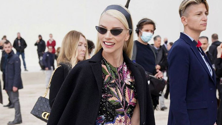 To statement αξεσουάρ μαλλιών που δεν αποχωρίζεται η Anya Taylor-Joy