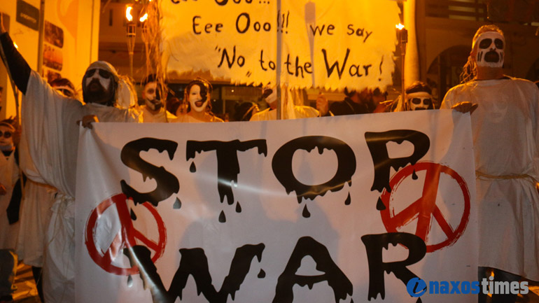 «Όχι στον πόλεμο» βροντοφώναξαν οι Λαμπαδηφόροι της Νάξου