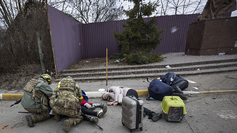 Οβίδα έπεσε κοντά σε αμάχους και δημοσιογράφους στο Ιρπίν