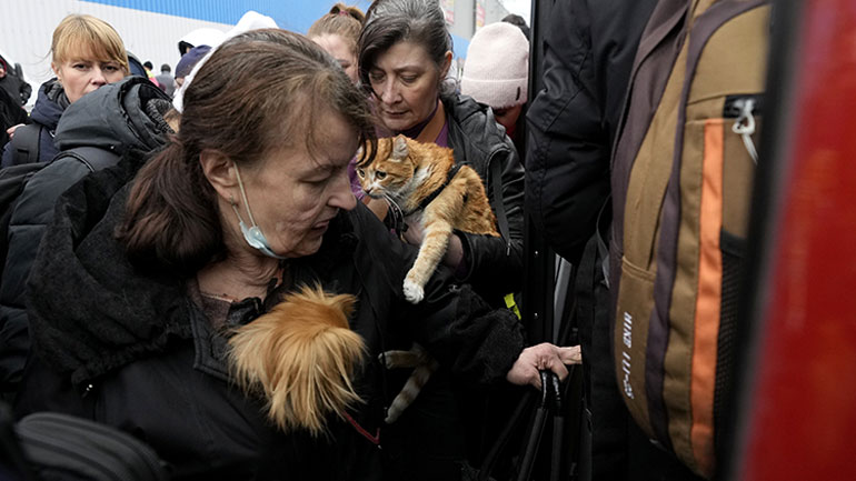 Ria Novosti: Ένοπλοι του Τάγματος Αζόφ έπληξαν κονβόι με άμαχους πολίτες