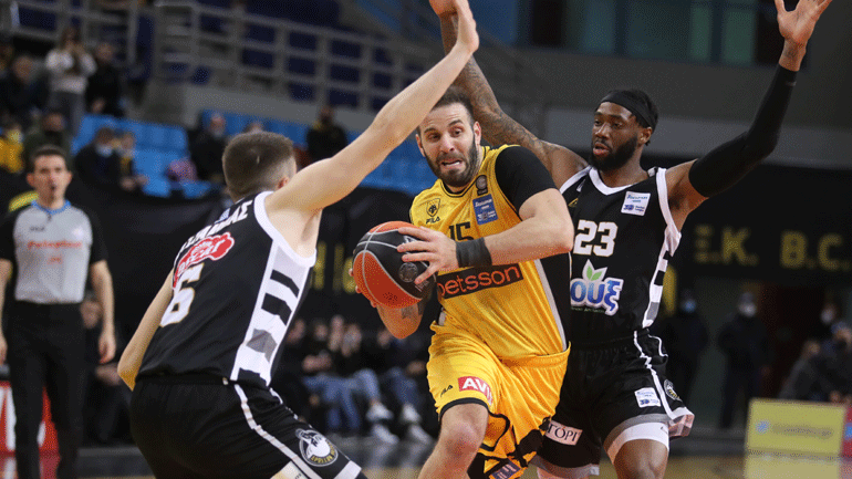 Στο καλάθι η ΑΕΚ, 77-75 τον Απόλλωνα Πάτρας