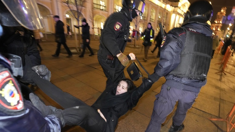 Ρωσία: Τουλάχιστον 5.000 άνθρωποι συνελήφθησαν σε διαδηλώσεις κατά της εισβολής στην Ουκρανία