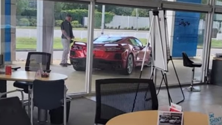 Πήγε σε αντιπροσωπεία για test drive και την «κοπάνησε» με το αμάξι 