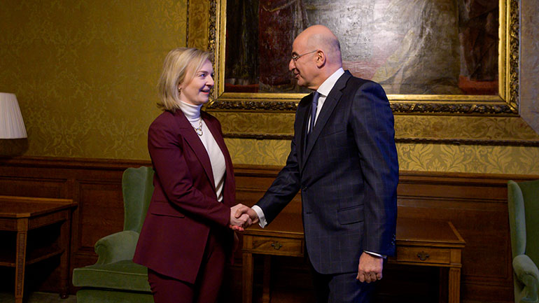 Βρετανία: Σε εξαιρετικό κλίμα η συνάντηση Δένδια με τη Λιζ Τρας