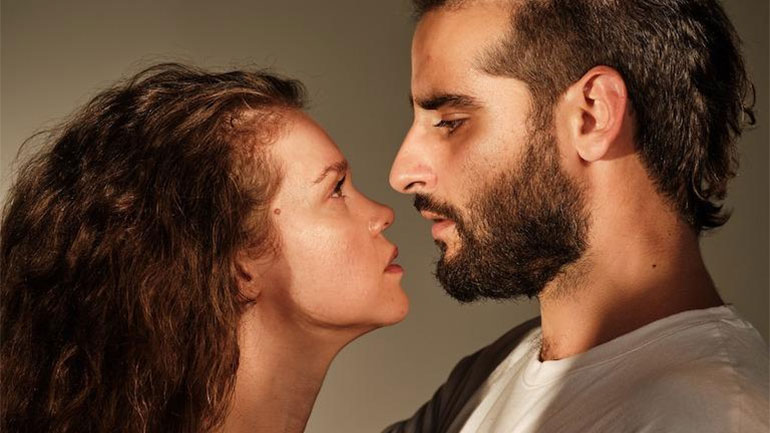 «Οι κάτω απ’ τ’ αστέρια» με τη  Λίλα Μπακλέση και τον Κωνσταντίνο Μπιμπή,  στο Θέατρο Αυλαία