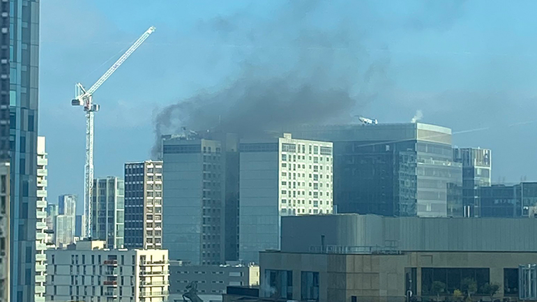 Μεγάλη πυρκαγιά ξέσπασε σε πολυώροφο κτήριο στο ανατολικό Λονδίνο