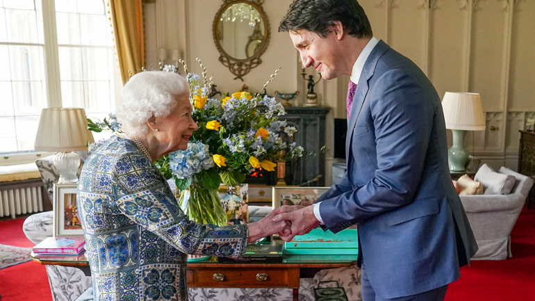 Συνάντηση και θερμή χειραψία της Βασίλισσας Ελισάβετ με τον Καναδό πρωθυπουργό Τριντό