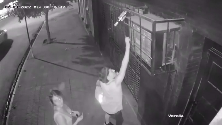 Νεαροί κρύβουν μια βότκα σε ένα δρόμο